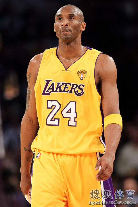 王者归来！传奇球员雄姿再现，带领球队获胜