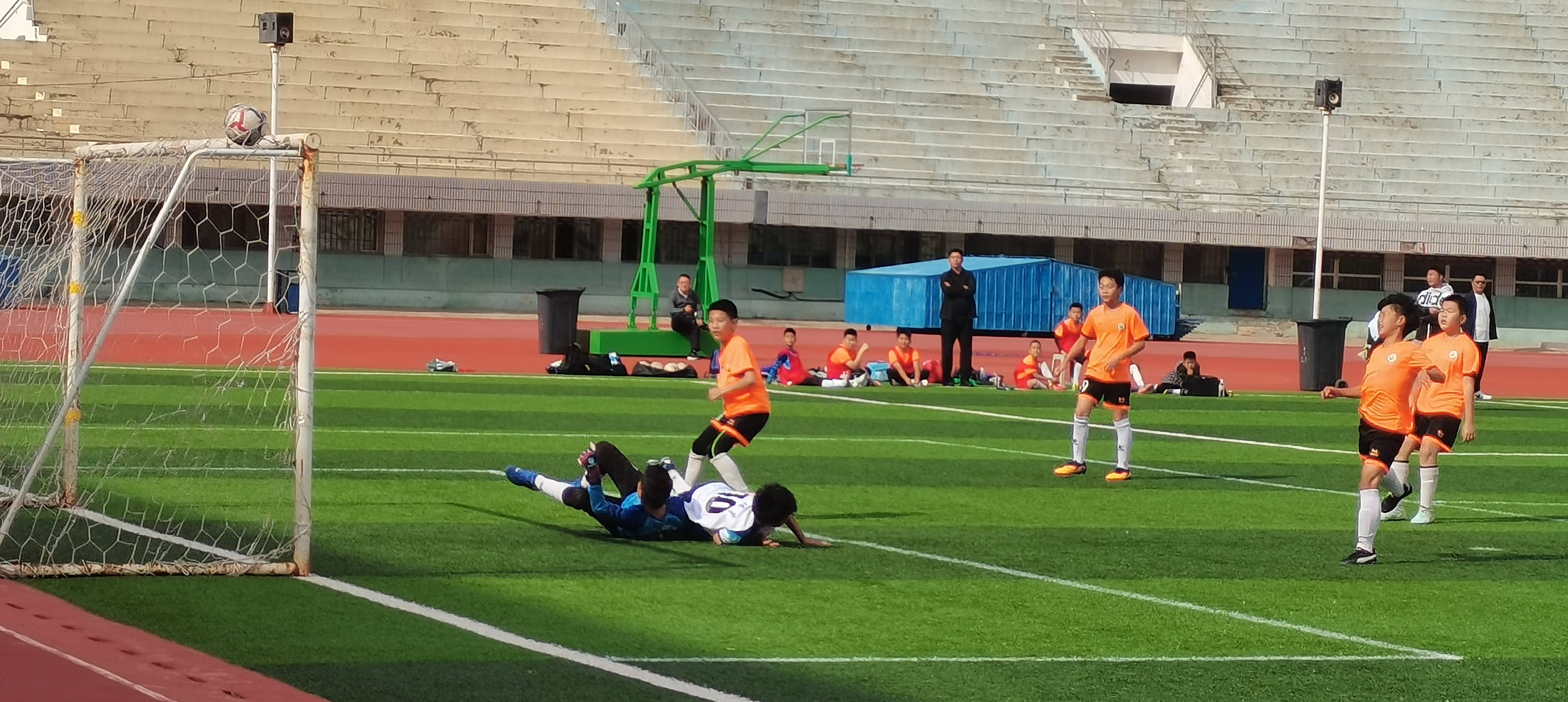 足球比赛临近，球队备战正酣