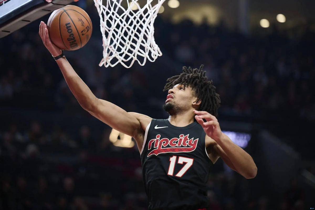 鹈鹕队大胜开拓者队，扳平系列赛的简单介绍