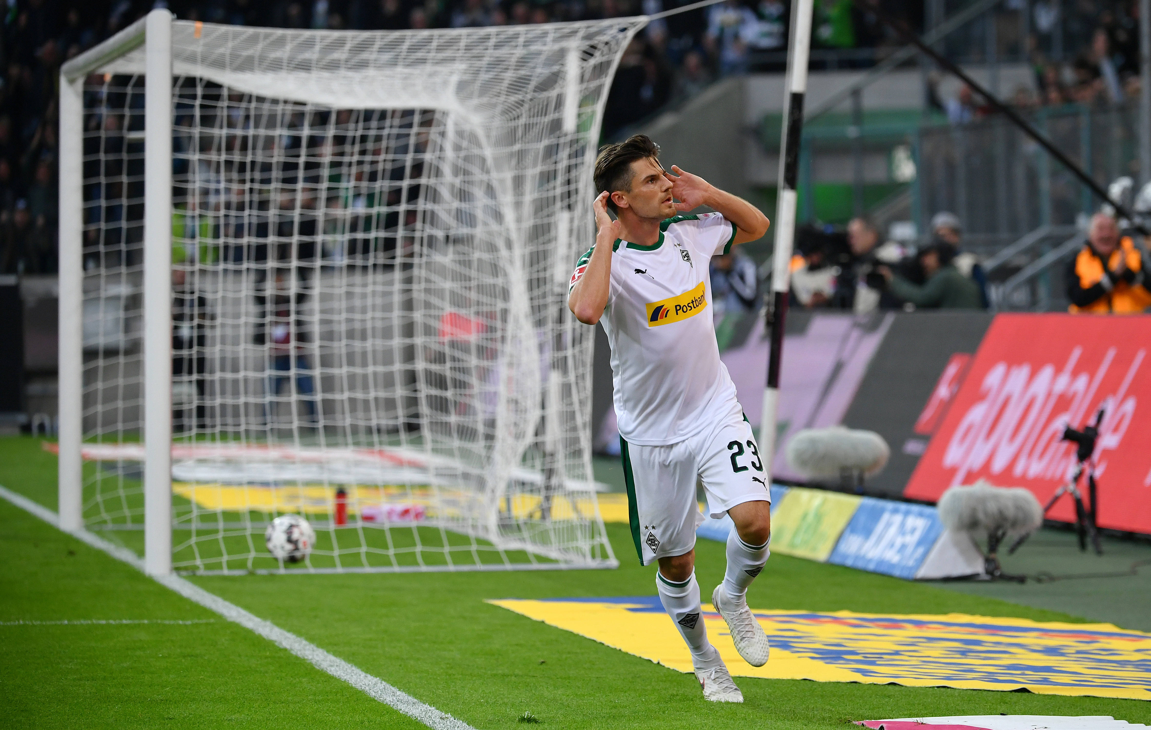 包含沙尔克主场负于门兴格拉德巴赫，德甲前景黯淡的词条