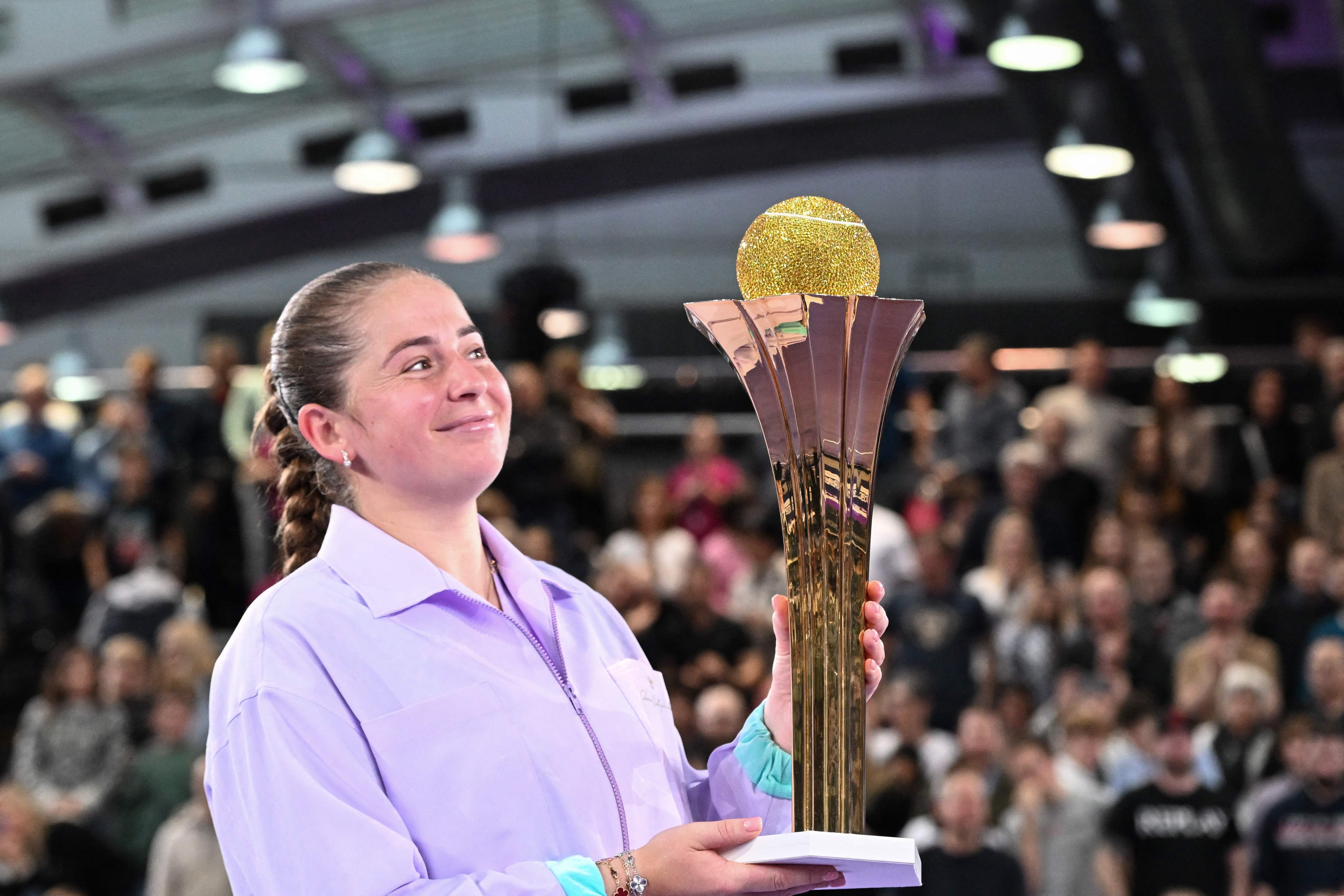 俄罗斯田径选手摘得金牌称霸