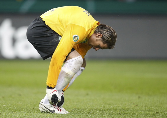 关于不莱梅球队凭借队员团结合作，连夺三分的信息