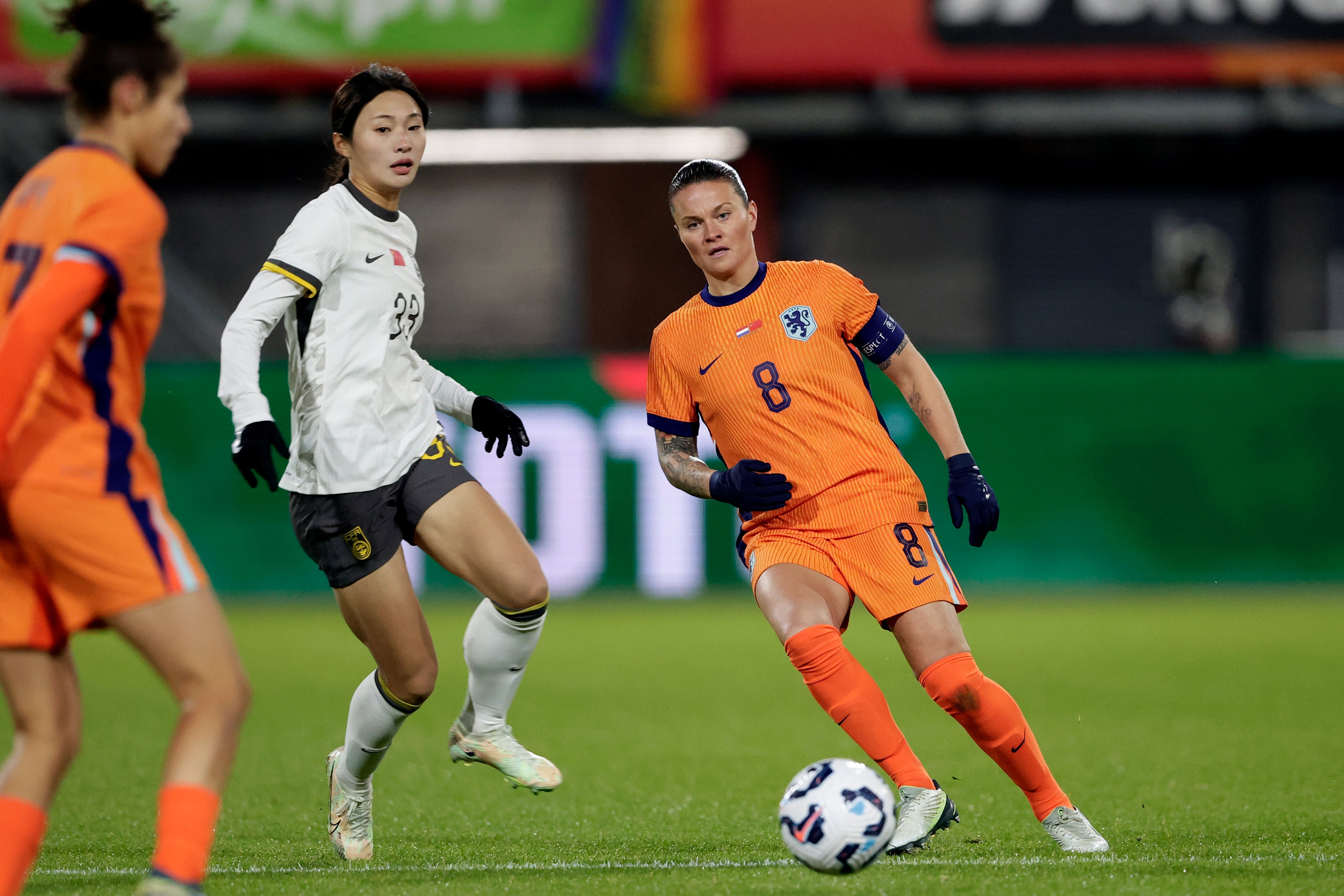 开云官方app入口-荷兰女足锋将火力全开，锁定争冠目标