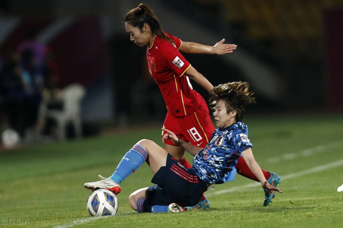 荷兰女足锋将火力全开，锁定争冠目标