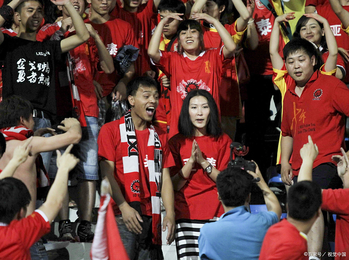 包含主场球迷狂欢待赛，球队气势如虹的词条