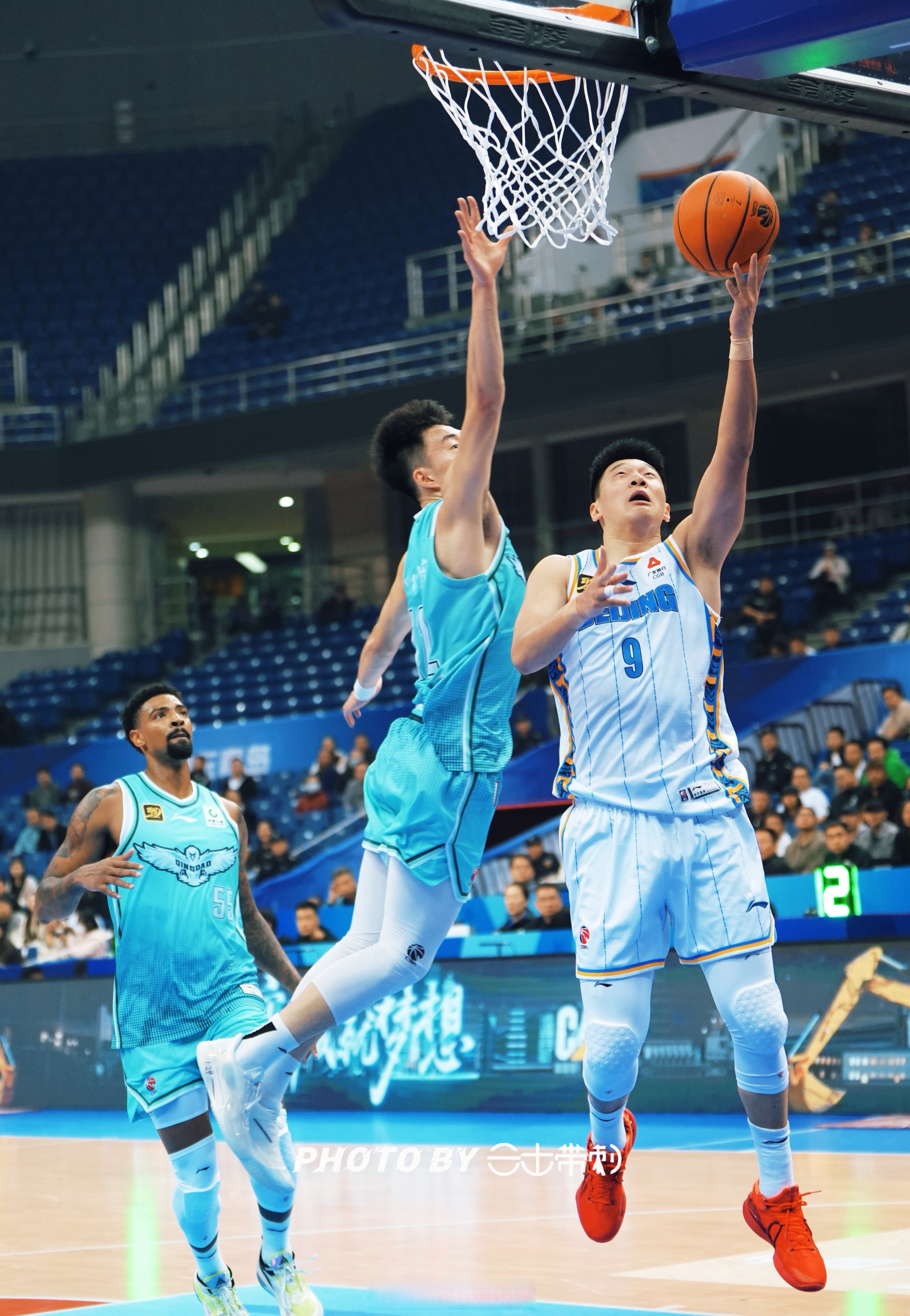 青岛队在客场战胜对手，排名稳定