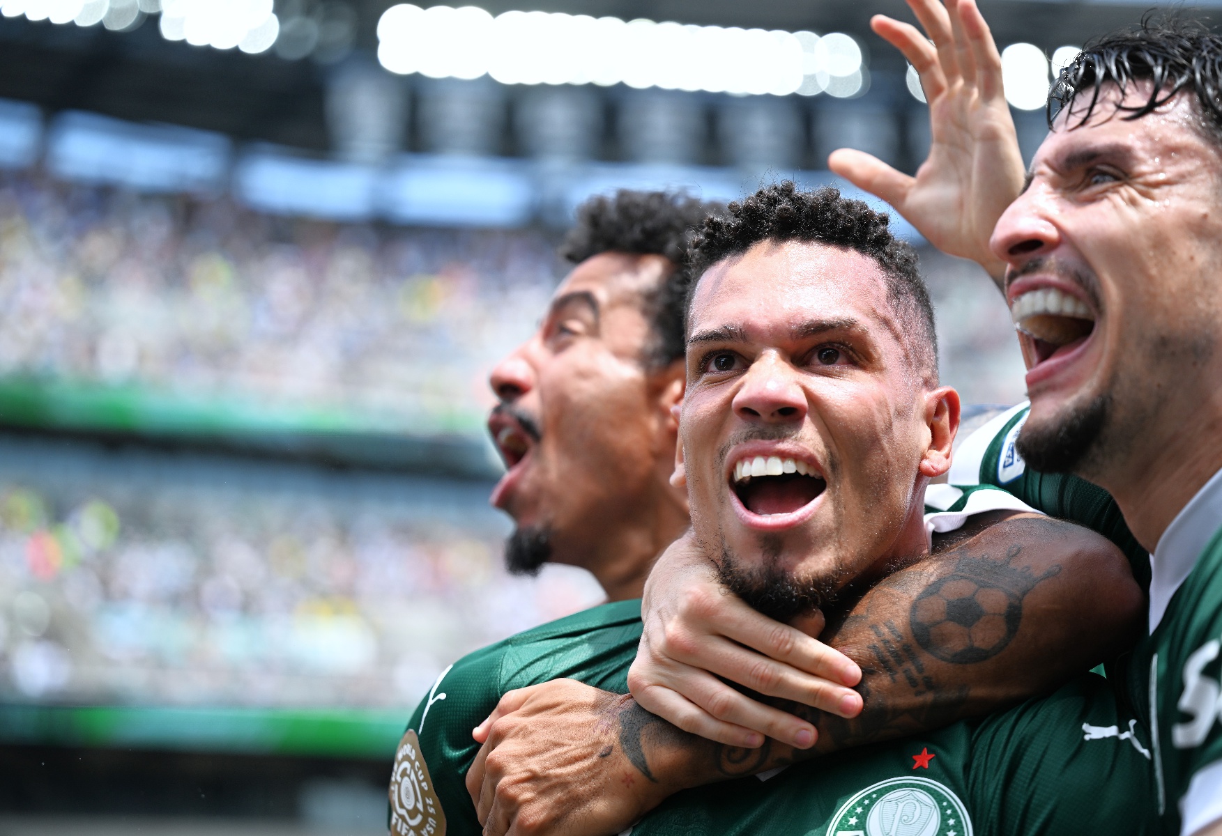 巴西队遭遇巴拉圭队挑战，惜败出局