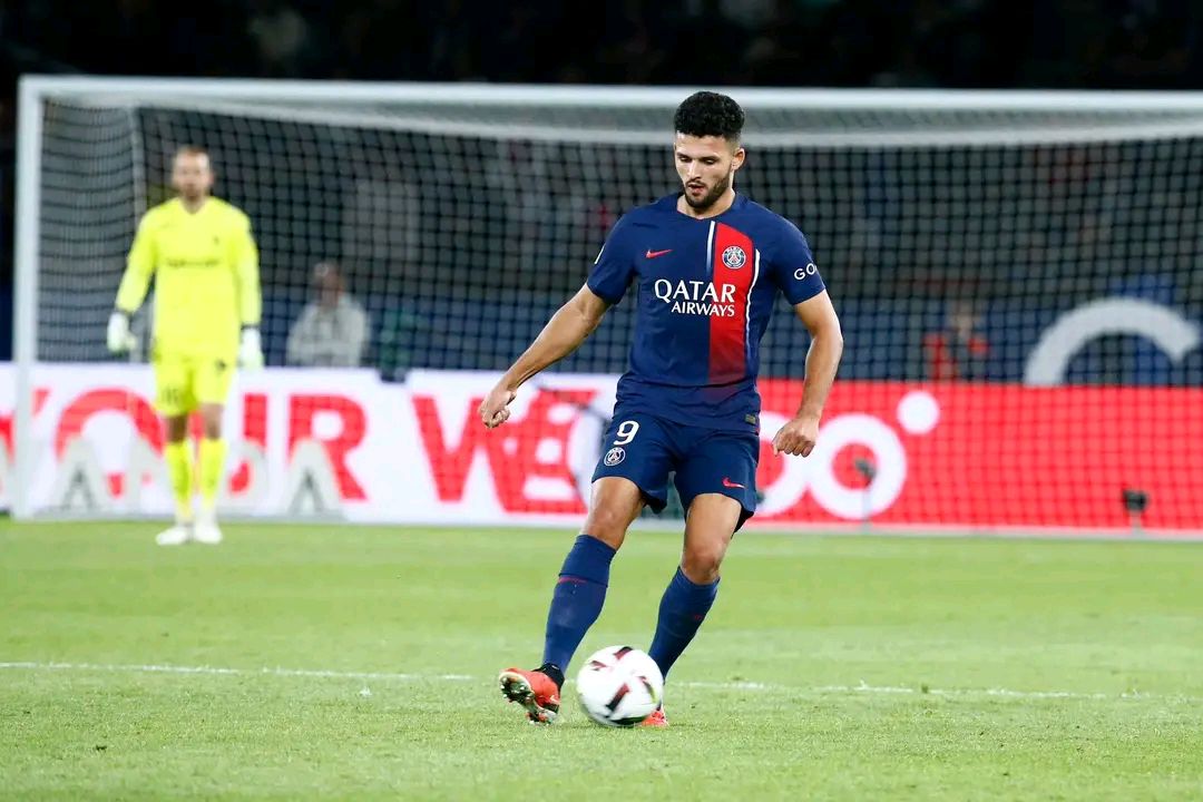 包含保级战猛烈进行，法甲各队争分夺冠的词条