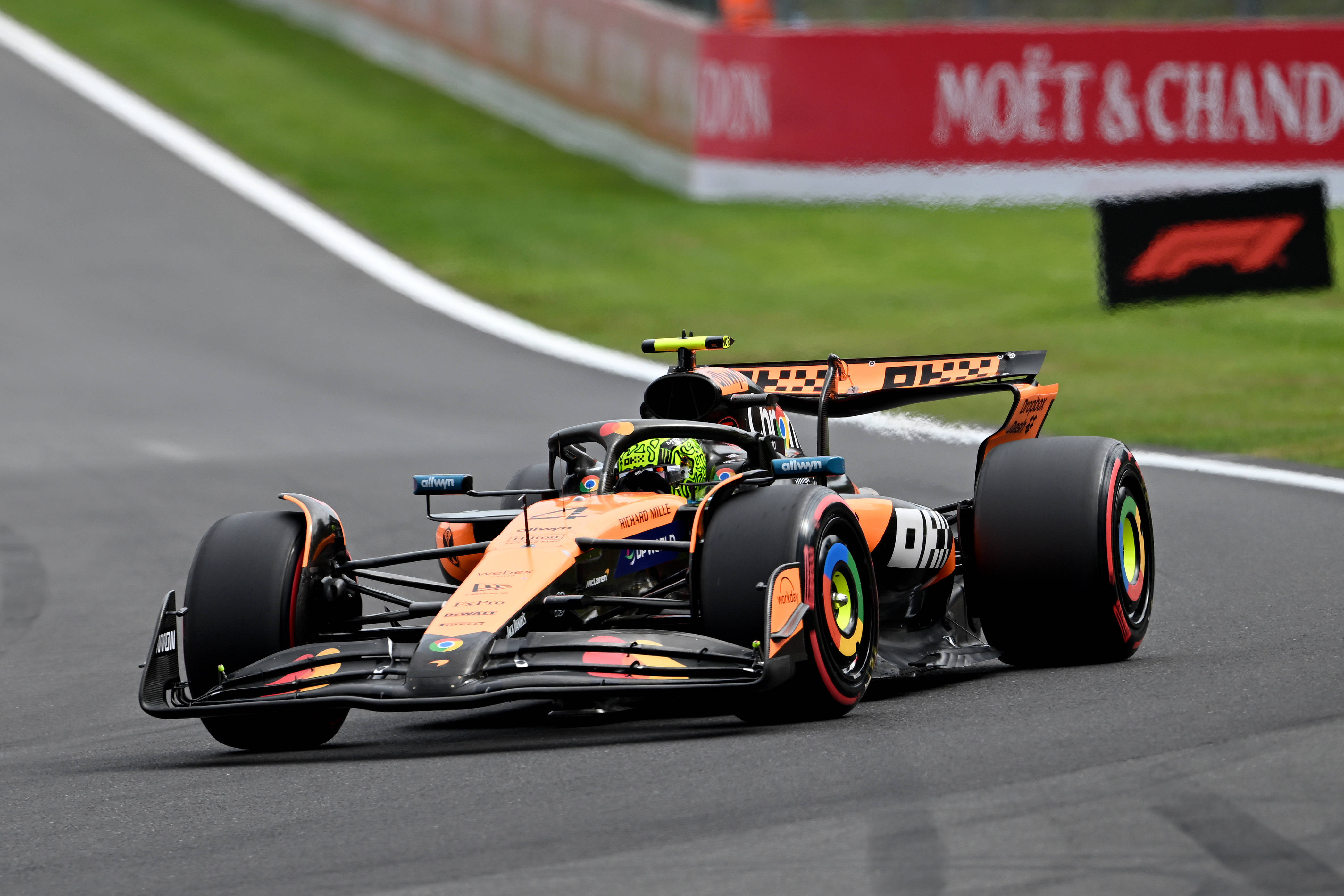 法拉利鏖战红牛车队,诺里斯高光表现的简单介绍 法拉利鏖战红牛车队,诺里斯高光表现的简单介绍